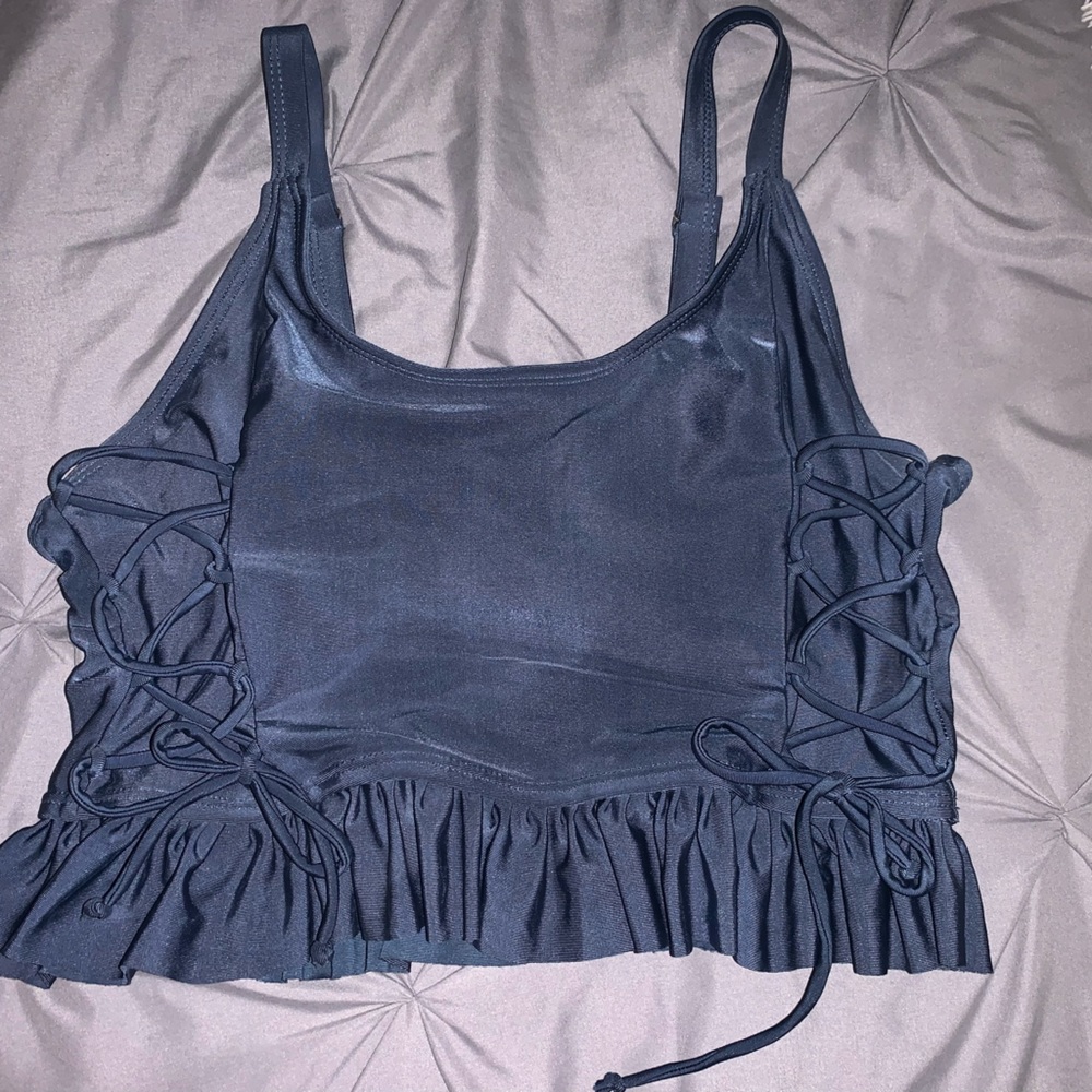 Size large navy blue top has cups that come with it and can remove them